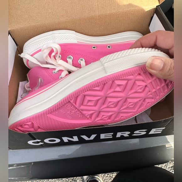 Brand new women’s Varsity pink converse size 5.5 (fits a 5/6) - Picture 3 of 8